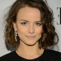 Allison Miller Short Curly Bob Hairstyle for Trigular Faces