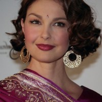 Ashley Judd Short Finger Wave Hairstyle for Round Faces