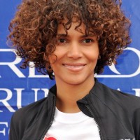 Halle Berry Casual Textured Curly Hairstyle for Black Women