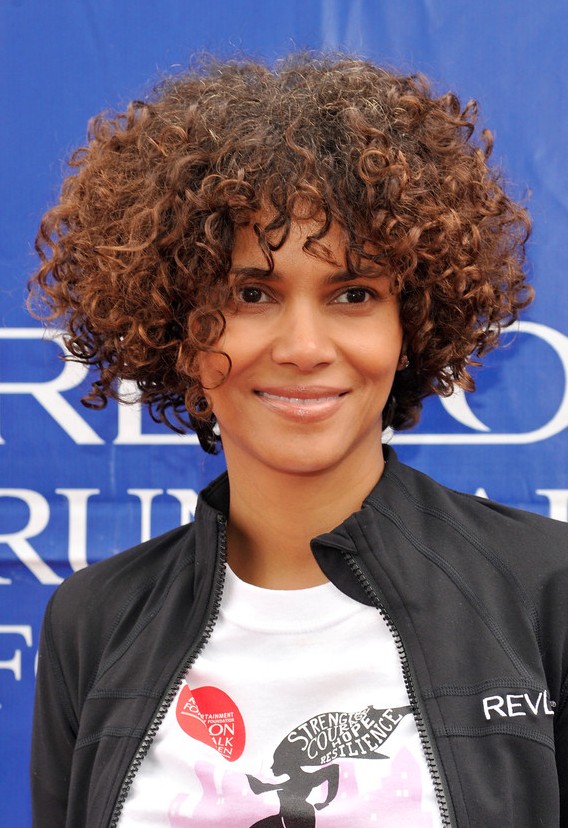 Halle Berry Casual Textured Curly Hairstyle for Black Women