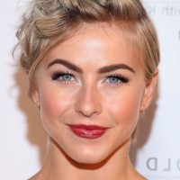 Julianne Hough Short Messy Hairstyle for Summer