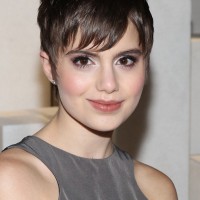 Sami Gayle's Short Haircut: Growing Out Pixie Cut for Women