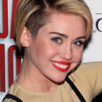 Miley Cyrus Chic Side Parted Short Straight Cut