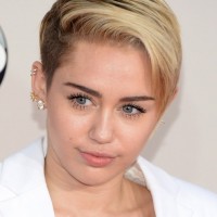 Miley Cyrus Side Parted Short Blonde Straight Hairstyle for Girls