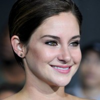 Shailene Woodley Side Parted Short Straight Haircut