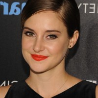 Shailene Woodley Side Parted Short Straight Hairstyle for Oval Faces