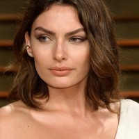 Alyssa Miller Chic Medium Length Wavy Hairstyle for Summer