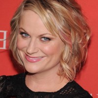 Amy Poehler Cute Side Parted Messy Wavy Hairstyle