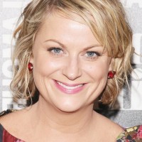 Amy Poehler Short Messy Wavy Hairstyle for Round Faces