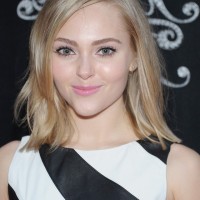 AnnaSophia Robb Cute Medium Sleek Bob Haircut with Layers