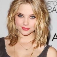 Ashley Benson Chic Mid Length Haircut for Summer