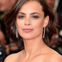 Berenice Bejo Casual Short Wavy Hairstyle for Oval Faces