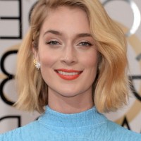 Caitlin Fitzgerald Side Parted Blonde Wavy Hairstyle for Short Hair