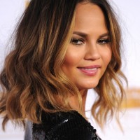 Chrissy Teigen Cute Medium Wavy Bob Haircut for Summer