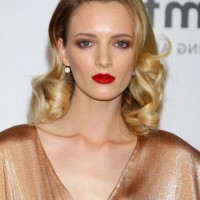 Daria Strokous Casual Medium Curly Hairstyle for Oval Faces