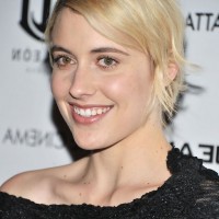 Greta Gerwig Short Striaght Side Parted Hairstyle with Bangs