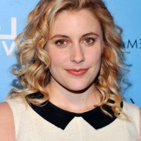 Greta Gerwig Shoulder Length Curly Hairstyle for Fall