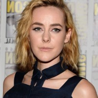 Jena Malone Short Blonde Wavy Hairstyle for Fall