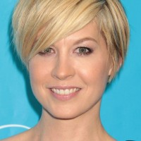 Jenna Elfman Casual Short Haircut with Long Side Swept Bangs