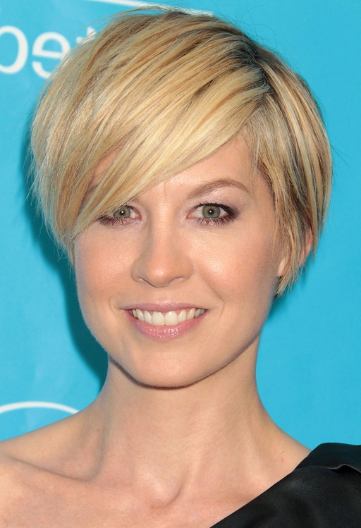 Jenna Elfman Casual Short Haircut with Long Side Swept Bangs