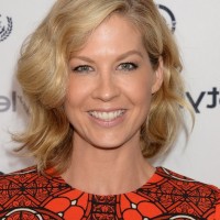 Jenna Elfman Short Finger Wavy Hairstyle for Thick Hair