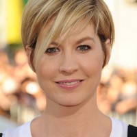 Jenna Elfman Short Straight Haircut with Side Swept Bangs for Summer