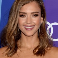 Jessica Alba Chic Mid Length Wavy Hairstyle