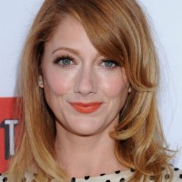 Judy Greer Casual Shoulder Length Hairstyle with Side Swept Bangs