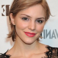 Katharine McPhee Chic Short Side Parted Hairstyle for Moms