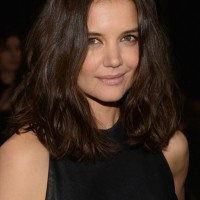 Katie Holmes Shoulder Length Wavy Hairstyle for Spring