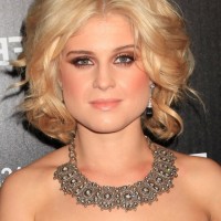 Kelly Osbourne Center Parted Blonde Curly Hairstyle