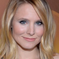 Kristen Bell Cute Layered Shoulder Length Haircut for Summer