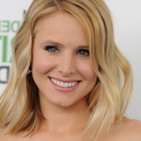 Kristen Bell Lovely Medium Blonde Wavy Hairstyle for Students