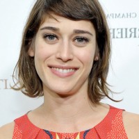 Lizzy Caplan Short Wavy Hairstyle with Side Swept Bangs for Summer