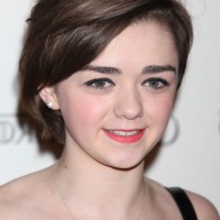 Maisie Williams Chic Short Side Parted Hairstyle with Bangs