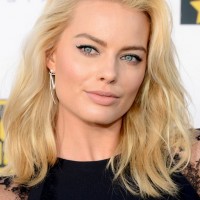 Margot Robbie Latest Medium Blonde Wavy Hairstyle for oblong Faces