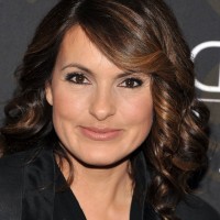 Mariska Hargitay Highlighted Medium Curly Hairstyle with Bangs for Square Faces