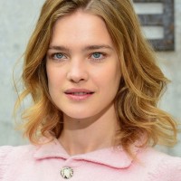 Natalia Vodianova Chic Shoulder Length Wavy Hairstyle for Women