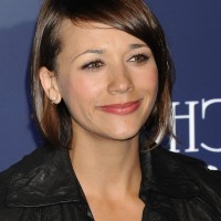 Rashida Jones Cute Short Side Part Brunette Hairstyle with Side Bangs