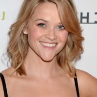 Reese Witherspoon Latest Medium Wavy Hairstyle for Thin Hair