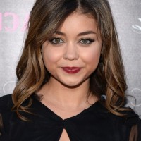 Sarah Hyland Latest Medium Wavy Hairstyle for Girls