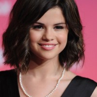Selena Gomez Cute Medium Brown Highlighted Black Wavy Haircut for Girls