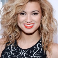 Tori Kelly Sexy Curly Hairstyle for Medium Length Hair