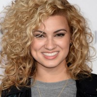 Tori Kelly Shoulder Length Curly Hairstyle for Square Faces