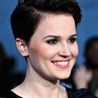 Veronica Roth Side Parted Haircut for Short Hair