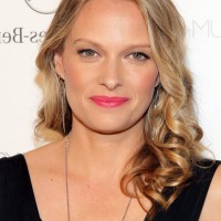 Vinessa Shaw Feminine Shoulder Length Hairstyle for Oval Faces