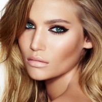 Chic Makeup Idea with Thick Eye Liners and Nude Lips