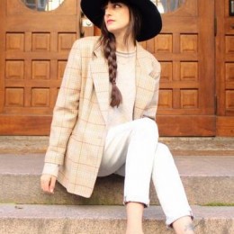 Pretty Blazer Outfit with A Hat